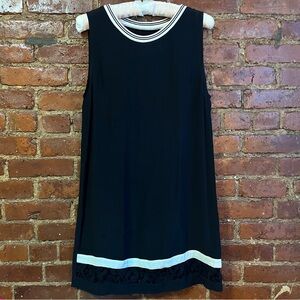 Black and white Sleeveless crepe shiftdress with lace detail